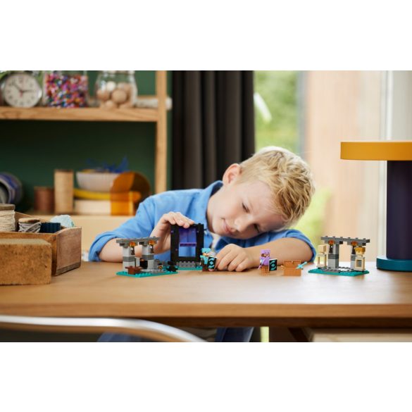 LEGO 21252 Minecraft The Armory